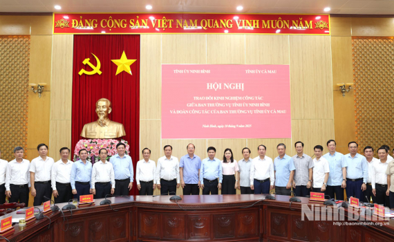 Ban Thường vụ Tỉnh ủy C&agrave; Mau trao đổi kinh nghiệm c&ocirc;ng t&aacute;c tại tỉnh Ninh B&igrave;nh