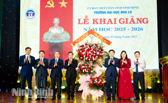 Đồng ch&iacute; B&iacute; thư Tỉnh ủy Trương Quốc Huy dự Lễ khai giảng tại Trường Đại học Hoa Lư