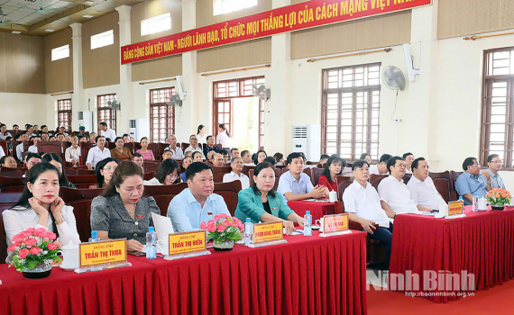 Đo&agrave;n đại biểu Quốc hội tỉnh tiếp x&uacute;c cử tri tại x&atilde; Thanh Li&ecirc;m