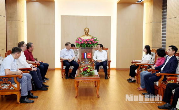 Đồng ch&iacute; Chủ tịch UBND tỉnh Phạm Quang Ngọc tiếp x&atilde; giao Đo&agrave;n c&ocirc;ng t&aacute;c của Bộ Y tế Li&ecirc;n bang Nga