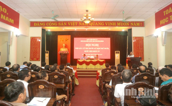 Đo&agrave;n đại biểu Quốc hội tỉnh tiếp x&uacute;c cử tri tại phường Nam Định