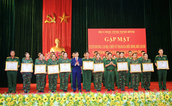 Gặp mặt, tuy&ecirc;n dương c&aacute;n bộ, chiến sĩ tham gia diễu binh, diễu h&agrave;nh Lễ kỷ niệm 80 năm C&aacute;ch mạng Th&aacute;ng T&aacute;m th&agrave;nh c&ocirc;ng v&agrave; Quốc kh&aacute;nh 2/9