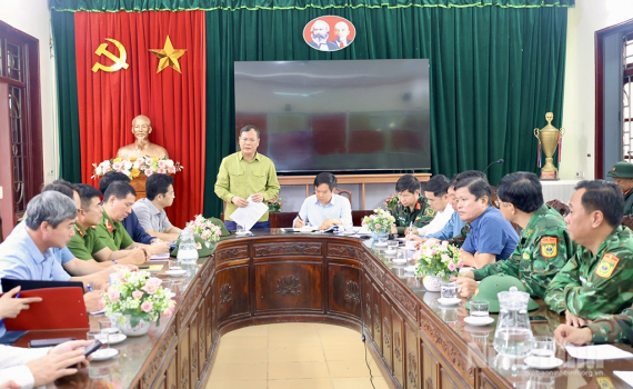 Đồng ch&iacute; Chủ tịch HĐND tỉnh L&ecirc; Quốc Chỉnh v&agrave; đồng ch&iacute; Chủ tịch UBND tỉnh Phạm Quang Ngọc kiểm tra, chỉ đạo khắc phục hậu quả b&atilde;o số 10
