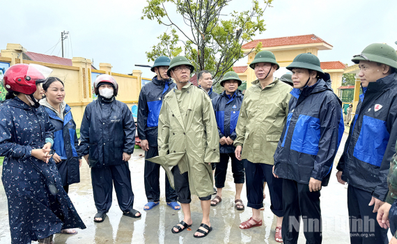Đồng ch&iacute; Ph&oacute; Chủ tịch Thường trực UBND tỉnh kiểm tra t&igrave;nh h&igrave;nh thiệt hại do b&atilde;o số 10 tại x&atilde; Chất B&igrave;nh