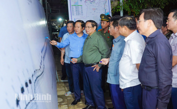 Thủ tướng Ch&iacute;nh phủ Phạm Minh Ch&iacute;nh thăm hỏi, động vi&ecirc;n nh&acirc;n d&acirc;n v&agrave; kiểm tra c&ocirc;ng t&aacute;c khắc phục thiệt hại sau b&atilde;o số 10 tại Ninh B&igrave;nh