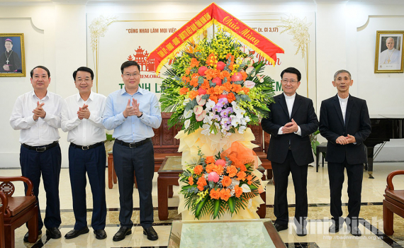 Đo&agrave;n đại biểu Tỉnh ủy, HĐND, UBND, Ủy ban MTTQ Việt Nam tỉnh thăm, ch&uacute;c mừng T&ograve;a Gi&aacute;m mục Ph&aacute;t Diệm nh&acirc;n dịp kỷ niệm 125 năm th&agrave;nh lập Gi&aacute;o phận