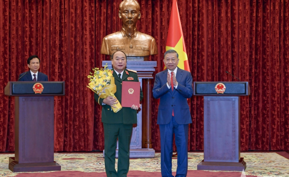 Tổng B&iacute; thư, Chủ tịch nước T&ocirc; L&acirc;m trao quyết định thăng qu&acirc;n h&agrave;m Thượng tướng đối với đồng ch&iacute; L&ecirc; Quang Đạo