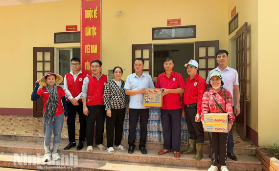 Hỗ trợ nhu yếu phẩm cho người d&acirc;n bị ảnh hưởng bởi mưa lớn k&eacute;o d&agrave;i tại th&ocirc;n Ngọc Ba, x&atilde; Gia Tường
