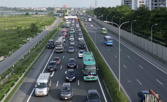 Ho&agrave;n thiện quy định về khoảng c&aacute;ch an to&agrave;n tr&ecirc;n cao tốc ph&ugrave; hợp với điều kiện cầu, đường, mật độ giao th&ocirc;ng
