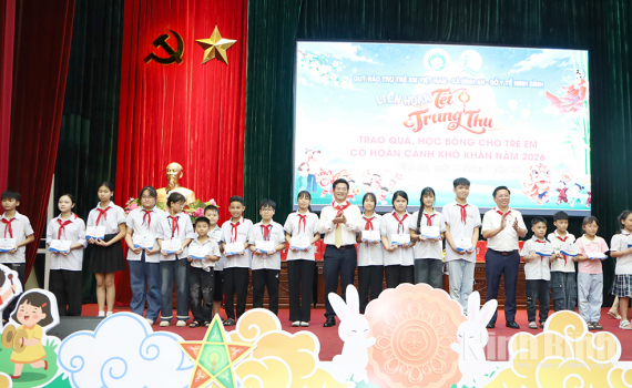 Quỹ Bảo trợ trẻ em Việt Nam trao qu&agrave; v&agrave; học bổng cho trẻ em c&oacute; ho&agrave;n cảnh kh&oacute; khăn tại x&atilde; B&igrave;nh An