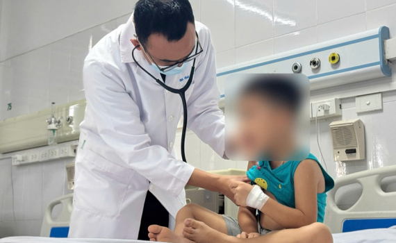 Cảnh gi&aacute;c Adenovirus g&acirc;y sốt cao 40 độ C ở trẻ nhỏ