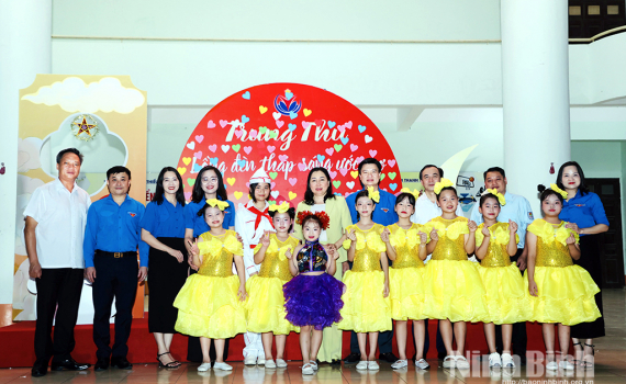 Đồng ch&iacute; Ph&oacute; B&iacute; thư Tỉnh ủy, Chủ tịch Ủy ban MTTQ Việt Nam tỉnh Đinh Thị Lụa dự chương tr&igrave;nh &ldquo;Trung thu cho em - Lồng đ&egrave;n thắp s&aacute;ng ước mơ&rdquo; năm 2026