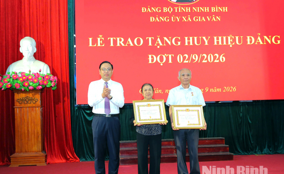Đảng ủy x&atilde; Gia V&acirc;n tổ chức Lễ trao tặng Huy hiệu Đảng cho đảng vi&ecirc;n