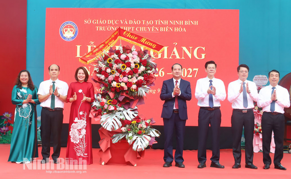 Đồng ch&iacute; Ph&oacute; B&iacute; thư Tỉnh ủy, Trưởng Đo&agrave;n đại biểu Quốc hội tỉnh Mai Văn Tuất dự Lễ khai giảng năm học mới tại Trường THPT chuy&ecirc;n Bi&ecirc;n H&ograve;a