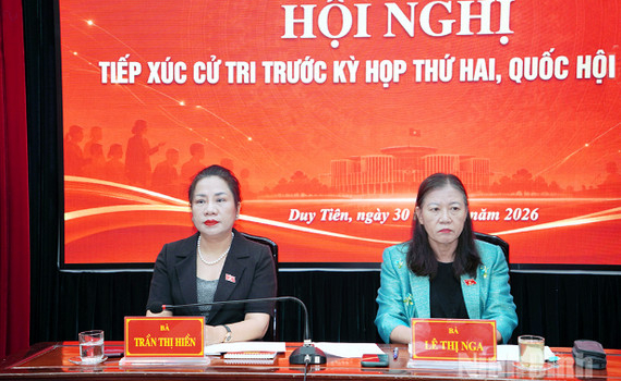 Đồng ch&iacute; L&ecirc; Thị Nga, Ủy vi&ecirc;n Trung ương Đảng, Chủ nhiệm Ủy ban D&acirc;n nguyện v&agrave; Gi&aacute;m s&aacute;t của Quốc hội tiếp x&uacute;c cử tri phường Duy Ti&ecirc;n