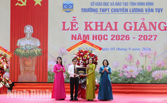 Đồng ch&iacute; Ph&oacute; Chủ tịch Quốc hội Nguyễn Thị Thanh v&agrave; đồng ch&iacute; B&iacute; thư Tỉnh ủy Trần Huy Tuấn dự khai giảng năm học mới tại điểm cầu Trường THPT chuy&ecirc;n Lương Văn Tụy