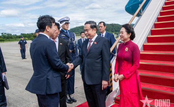 Chủ tịch Quốc hội Trần Thanh Mẫn v&agrave; phu nh&acirc;n tới Seoul, bắt đầu chuyến thăm ch&iacute;nh thức H&agrave;n Quốc