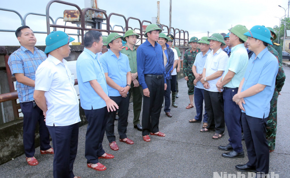 Đồng ch&iacute; B&iacute; thư Tỉnh ủy Trần Huy Tuấn chỉ đạo khẩn cấp ứng ph&oacute; mưa lũ v&agrave; ti&ecirc;u &uacute;ng