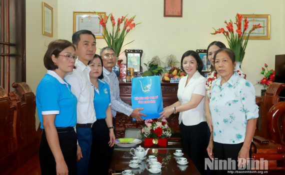 Hội LHPN tỉnh thăm, tặng qu&agrave; tri &acirc;n gia đ&igrave;nh th&acirc;n nh&acirc;n Mười nữ liệt sĩ d&acirc;n qu&acirc;n ph&aacute;o ph&ograve;ng kh&ocirc;ng Lam Hạ