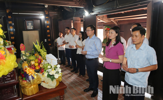 Đồng ch&iacute; Ph&oacute; B&iacute; thư Thường trực Tỉnh ủy Trần Đăng Quỳnh d&acirc;ng hương tưởng niệm 38 năm ng&agrave;y mất của cố Tổng B&iacute; thư Trường Chinh