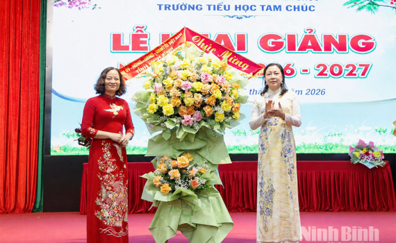 Đồng ch&iacute; Ph&oacute; B&iacute; thư Tỉnh ủy, Chủ tịch Uỷ ban MTTQ Việt Nam tỉnh Đinh Thị Lụa dự khai giảng năm học mới tại Trường Tiểu học Tam Ch&uacute;c