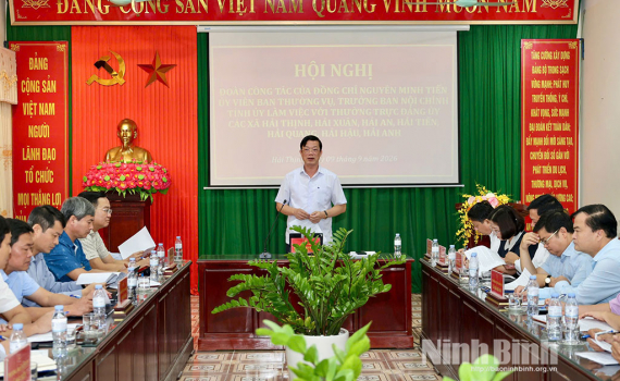 Đồng ch&iacute; Trưởng ban Nội ch&iacute;nh Tỉnh ủy Nguyễn Minh Tiến l&agrave;m việc với Thường trực Đảng ủy c&aacute;c x&atilde; khu vực Hải Hậu