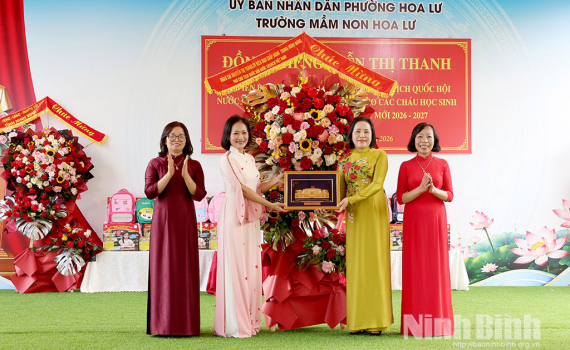 Đồng ch&iacute; Ph&oacute; Chủ tịch Quốc hội Nguyễn Thị Thanh thăm, tặng qu&agrave; Trường Mầm non Hoa Lư