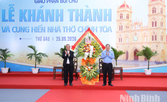 Đồng ch&iacute; Ph&oacute; Thủ tướng Thường trực Ch&iacute;nh phủ Phạm Gia T&uacute;c thăm, ch&uacute;c mừng Gi&aacute;o phận B&ugrave;i Chu nh&acirc;n dịp kh&aacute;nh th&agrave;nh Nh&agrave; thờ Ch&iacute;nh t&ograve;a B&ugrave;i Chu