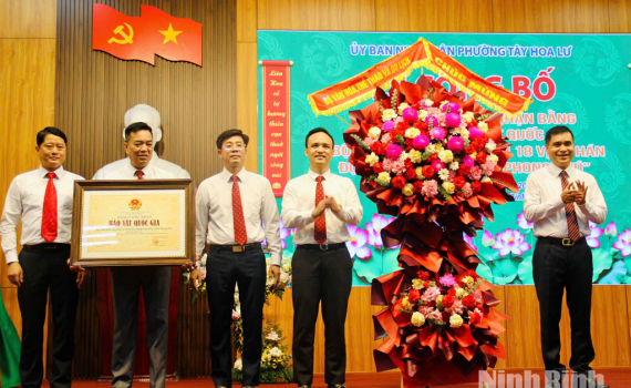 Đ&oacute;n Bằng c&ocirc;ng nhận Bảo vật quốc gia &ldquo;Bộ tranh khắc ma nhai 18 vị La H&aacute;n, Động Li&ecirc;n Hoa, ch&ugrave;a Phong Ph&uacute;"
