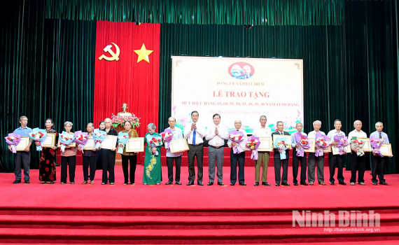 Đảng ủy x&atilde; Ph&aacute;t Diệm trao tặng Huy hiệu Đảng v&agrave; qu&aacute;n triệt một số Nghị quyết, Chỉ thị của Bộ Ch&iacute;nh trị
