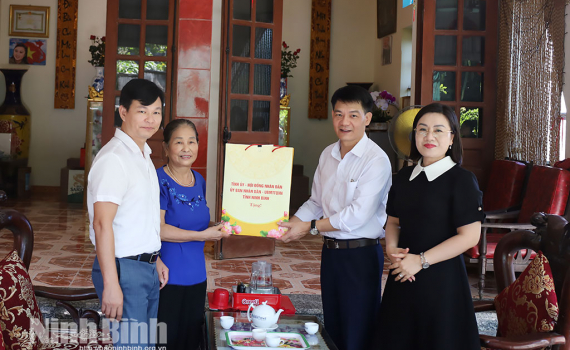 L&atilde;nh đạo tỉnh thăm, tặng qu&agrave; gia đ&igrave;nh đang thờ c&uacute;ng nữ liệt sỹ d&acirc;n qu&acirc;n ph&aacute;o ph&ograve;ng kh&ocirc;ng Lam Hạ