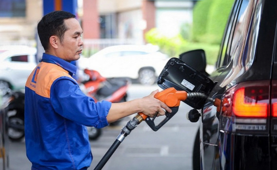 Từ chiều nay (24-9), gi&aacute; xăng dầu tiếp đ&agrave; tăng, xăng E10 vượt 27.000 đồng/l&iacute;t