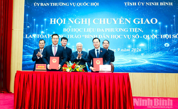 Chuyển giao &ldquo;Bộ học liệu đa phương tiện&rdquo;, lan toả phong tr&agrave;o &ldquo;B&igrave;nh d&acirc;n học vụ số - Quốc hội số&rdquo; tại tỉnh Ninh B&igrave;nh