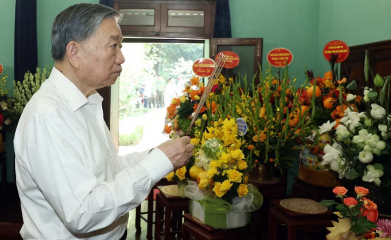 Tổng B&iacute; thư, Chủ tịch nước T&ocirc; L&acirc;m d&acirc;ng hương tưởng nhớ Chủ tịch Hồ Ch&iacute; Minh