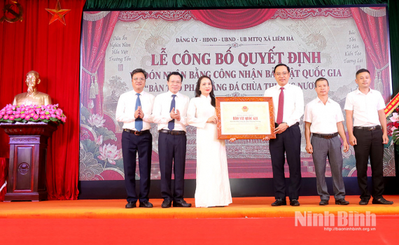 Lễ đ&oacute;n nhận Bằng c&ocirc;ng nhận Bảo vật quốc gia B&agrave;n thờ Phật bằng đ&aacute; ch&ugrave;a Thượng Nương