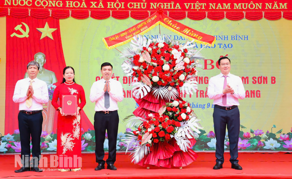 Đồng ch&iacute; Ph&oacute; B&iacute; thư Thường trực Tỉnh ủy Trần Đăng Quỳnh dự Lễ c&ocirc;ng bố quyết định đổi t&ecirc;n trường v&agrave; khai giảng năm học mới tại Trường THPT Trần Đại Quang