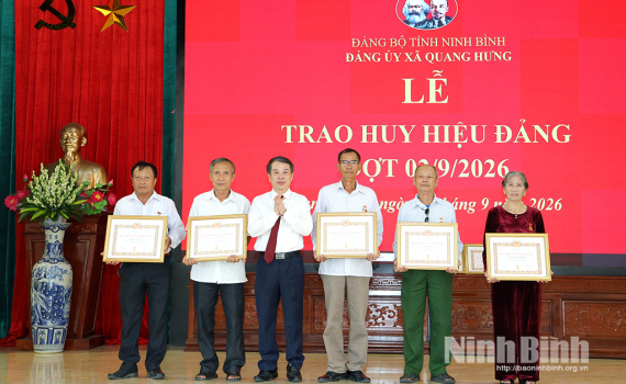 Đảng ủy c&aacute;c địa phương tổ chức Lễ trao tặng Huy hiệu Đảng đợt 2/9 v&agrave; c&ocirc;ng bố c&aacute;c quyết định kiện to&agrave;n tổ chức