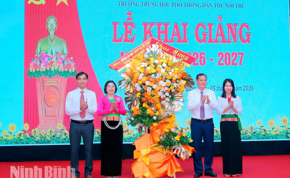 Đồng ch&iacute; Ph&oacute; B&iacute; thư Tỉnh ủy, Chủ tịch HĐND tỉnh L&ecirc; Quốc Chỉnh dự Lễ khai giảng năm học mới tại Trường THPT D&acirc;n tộc nội tr&uacute; tỉnh Ninh B&igrave;nh