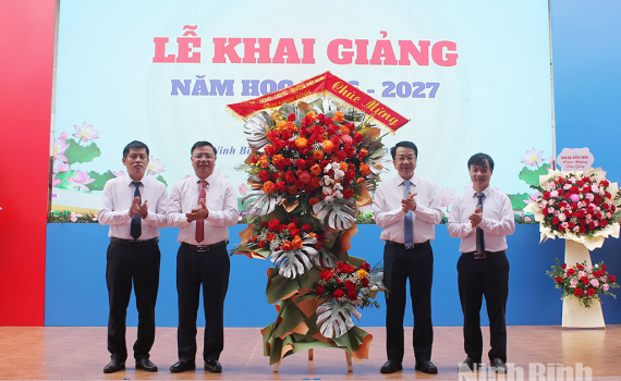 Đồng ch&iacute; Nguyễn Thanh B&igrave;nh, Ph&oacute; B&iacute; thư Tỉnh ủy, Chủ tịch UBND tỉnh dự Lễ khai giảng tại Trường THPT chuy&ecirc;n L&ecirc; Hồng Phong