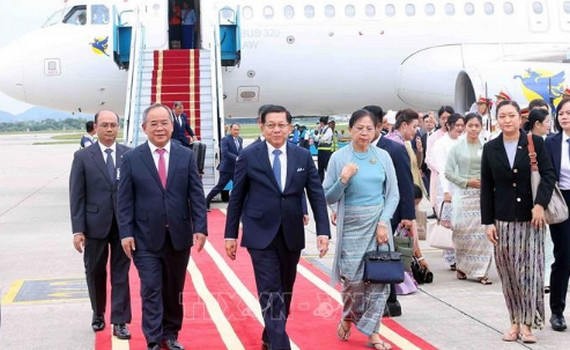Tổng thống Myanmar v&agrave; phu nh&acirc;n đến H&agrave; Nội, bắt đầu thăm ch&iacute;nh thức Việt Nam
