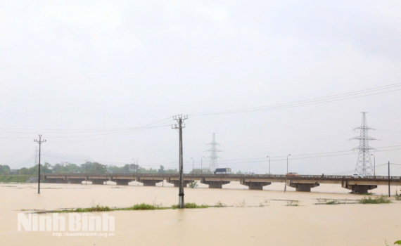 Cấm phương tiện thủy lưu th&ocirc;ng qua cầu Đế tr&ecirc;n s&ocirc;ng B&ocirc;i do mưa lũ mực nước d&acirc;ng cao