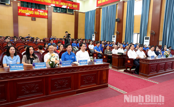 Tọa đ&agrave;m, tặng qu&agrave; th&acirc;n nh&acirc;n liệt sĩ v&agrave; trao giải Cuộc thi trực tuyến &ldquo;T&igrave;m hiểu 60 năm Ng&agrave;y hy sinh của Mười nữ d&acirc;n qu&acirc;n ph&aacute;o ph&ograve;ng kh&ocirc;ng Lam Hạ (1966-2026)&rdquo;