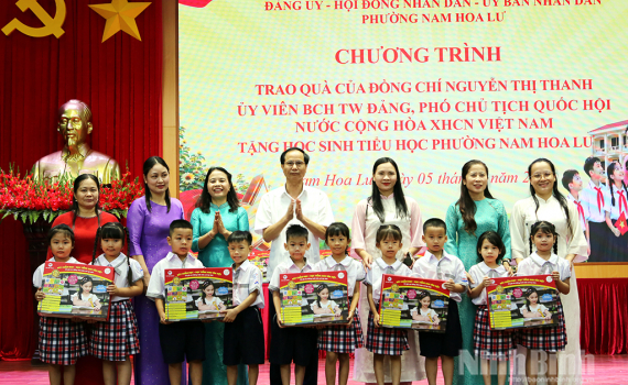 Trao qu&agrave; của đồng ch&iacute; Ph&oacute; Chủ tịch Quốc hội Nguyễn Thị Thanh tặng học sinh tiểu học phường Nam Hoa Lư