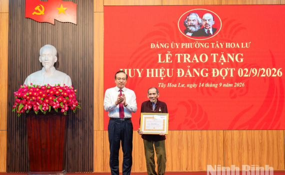 Đảng ủy phường T&acirc;y Hoa Lư tổ chức Lễ trao tặng Huy hiệu Đảng cho đảng vi&ecirc;n