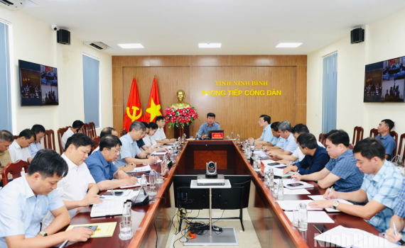 Đồng ch&iacute; B&iacute; thư Tỉnh ủy Trần Huy Tuấn tiếp c&ocirc;ng d&acirc;n định kỳ