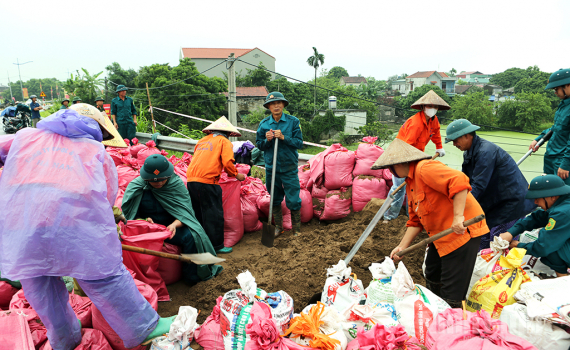 Khẩn trương xử l&yacute; sạt trượt m&aacute;i thượng lưu đ&ecirc; tả Đ&aacute;y