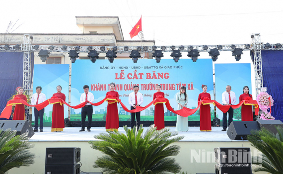 X&atilde; Giao Ph&uacute;c kh&aacute;nh th&agrave;nh Quảng trường trung t&acirc;m x&atilde; ch&agrave;o mừng Quốc kh&aacute;nh 2/9