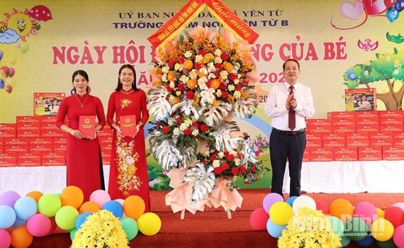 Đồng ch&iacute; Ph&oacute; B&iacute; thư Tỉnh uỷ, Trưởng Đo&agrave;n ĐBQH tỉnh Mai Văn Tuất thăm, tặng qu&agrave; c&aacute;c Trường Mầm non tại x&atilde; Y&ecirc;n Từ