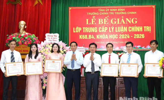 Bế giảng Lớp Trung cấp L&yacute; luận ch&iacute;nh trị K68.B4