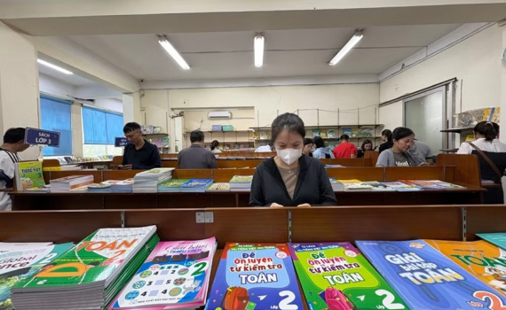 Ho&agrave;n th&agrave;nh cung ứng s&aacute;ch gi&aacute;o khoa c&ograve;n thiếu cho học sinh trước ng&agrave;y 15-9